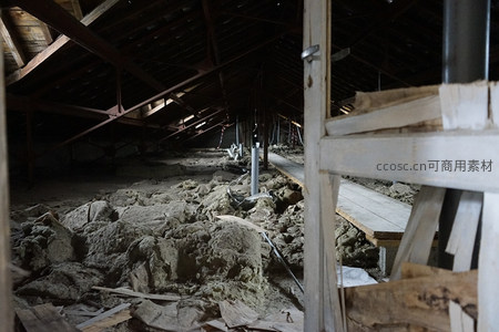 阁楼堆积如山的旧棉絮与木梁