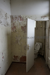 破败卫生间门开墙皮脱落