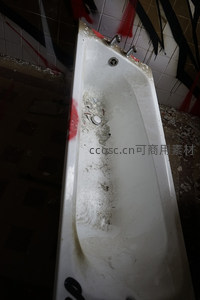 废弃浴室浴缸特写，墙砖斑驳涂鸦遍布