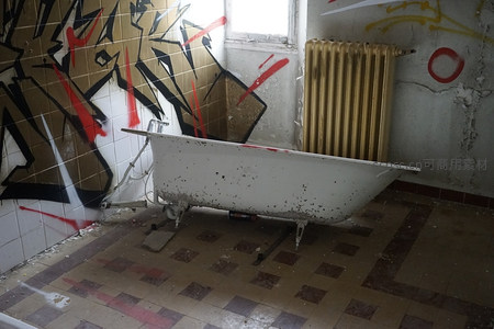老式铸铁浴缸孤置废屋，墙绘涂鸦环绕