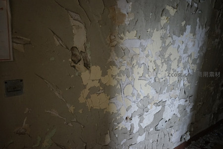 昏暗角落里剥落的墙皮细节