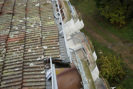 航拍视角下的老旧建筑屋顶与阳台