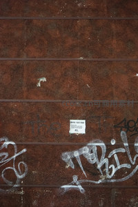 锈蚀金属墙面上的涂鸦艺术特写