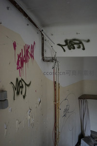 废弃房间内墙壁上的彩色涂鸦痕迹