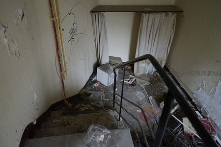 破败楼梯间堆满垃圾与杂物