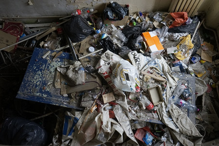 堆满塑料瓶与垃圾的废弃办公桌