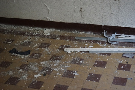 墙角散落的装修废料与碎屑