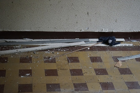 地板上横七竖八的废弃建材