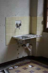 废弃厨房的锈蚀水槽与斑驳瓷砖