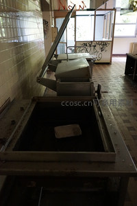 空荡食堂内生锈的金属操作台