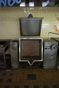 生锈的商用炉灶在废弃厨房中