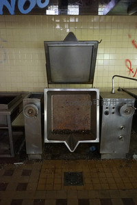 废弃厨房里锈蚀的大型烹饪设备