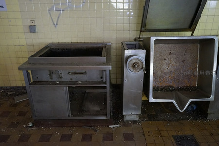 废弃厨房设备锈迹斑斑