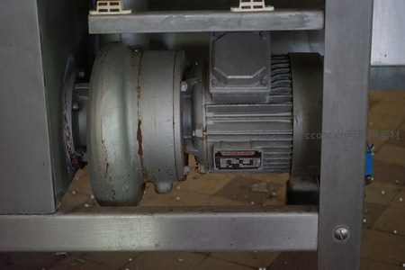 老旧电机与传动装置特写