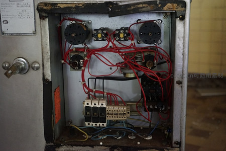 打开的电气控制箱内部