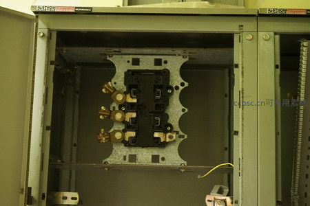 打开的电气柜内精密铜触点特写