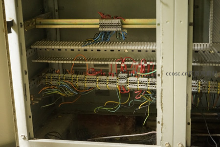 杂乱无章的电气控制柜内部线路