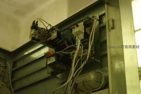 布满线缆的工业控制模块近景