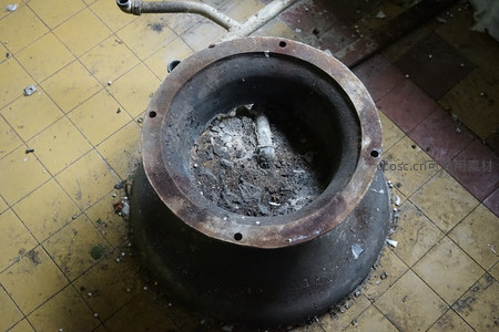 废弃工业容器内部特写，锈迹斑斑满是尘埃