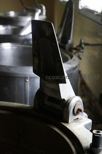 生锈阀门特写，工业设备细节展现沧桑感