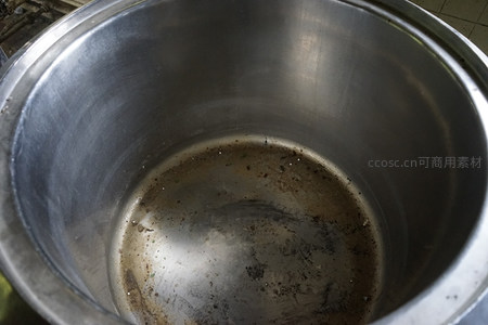 不锈钢大锅内壁残留污渍，空置状态显落寞