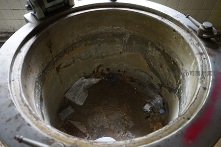 废弃搅拌桶内垃圾堆积，墙皮剥落显荒废