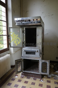 废弃厨房内老旧烤箱门开满是尘埃