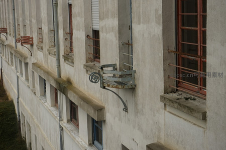 老式公寓外墙锈迹斑斑阳台支架悬空