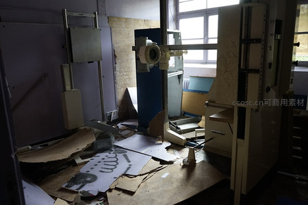 废弃实验室的残骸，大型设备静默伫立
