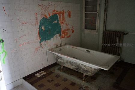 废弃浴室浴缸，墙上喷溅着彩色涂鸦
