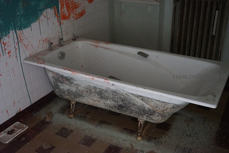 废弃浴缸与血迹涂鸦的惊悚浴室
