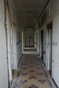 空荡走廊尽头的废弃医院