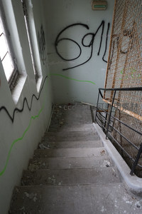 涂鸦覆盖的废弃楼梯间