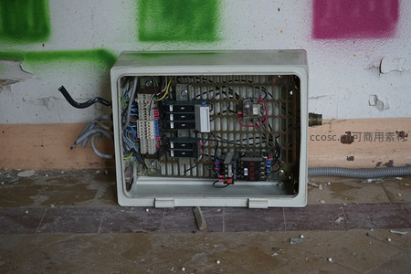 废弃配电箱内部结构特写