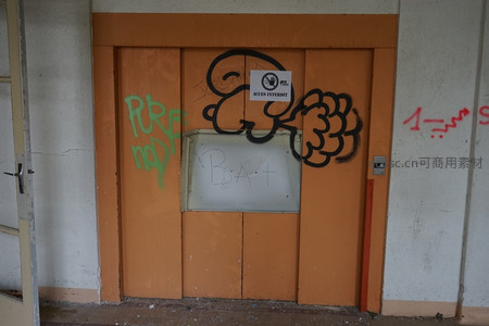 橙色门上涂鸦与禁入标识
