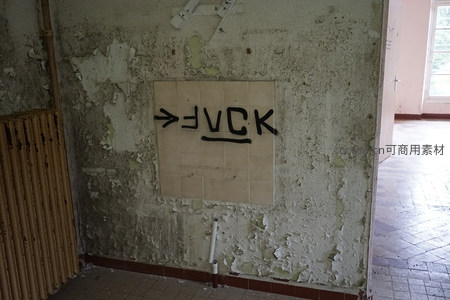 墙砖上的黑色喷漆标记