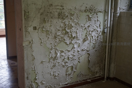 墙皮大面积剥落的室内墙面
