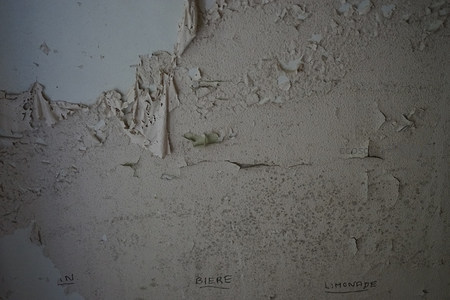 剥落墙皮与手写文字的斑驳墙面特写