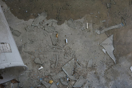 满地碎玻璃与尘土的废弃地面俯拍