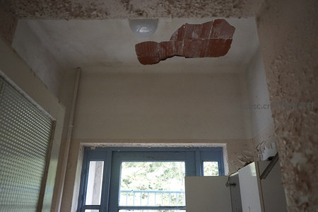 天花板破损露砖的废弃房间仰拍