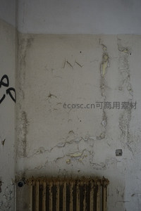 墙角老式暖气片与裂纹墙