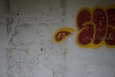 斑驳墙面上的涂鸦艺术与岁月痕迹