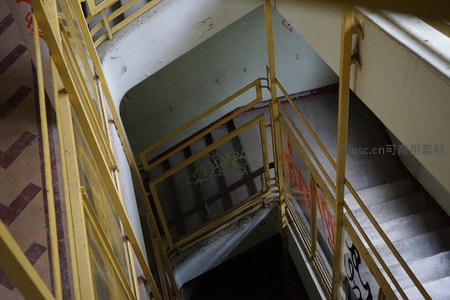 俯瞰螺旋楼梯中的彩色涂鸦世界