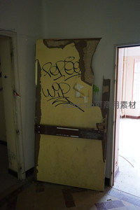 废弃房间内涂鸦覆盖的破旧门板