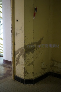 老旧走廊墙角油漆大片脱落景象