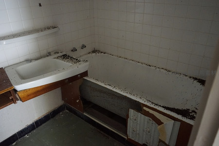 废弃浴室浴缸与洗手池积满污垢