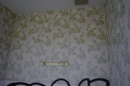 老式花墙纸房间，怀旧氛围充满角落
