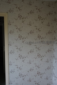 素雅花卉墙纸，门框旁的静谧一角