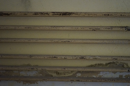 陈旧管道与斑驳墙面的工业质感