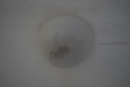 蒙尘的球形顶灯，静默于灰白天花板